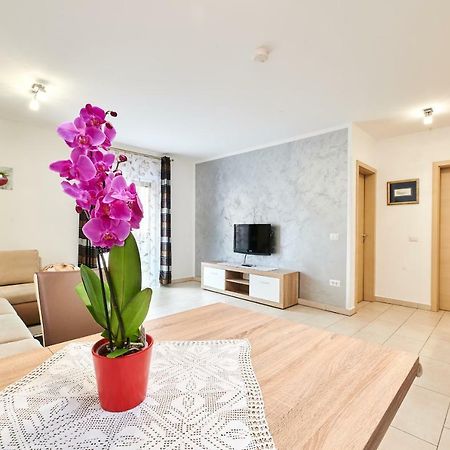 Apartman Leon Umag Bagian luar foto