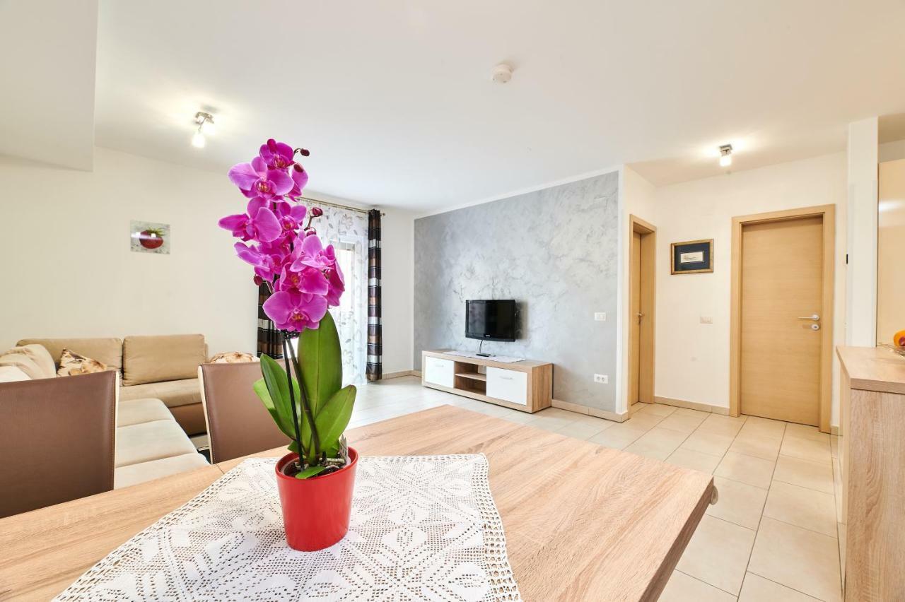 Apartman Leon Umag Bagian luar foto