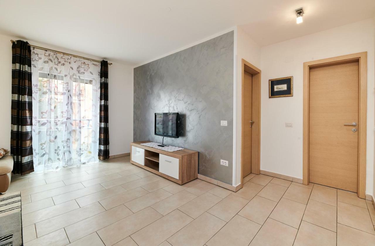 Apartman Leon Umag Bagian luar foto